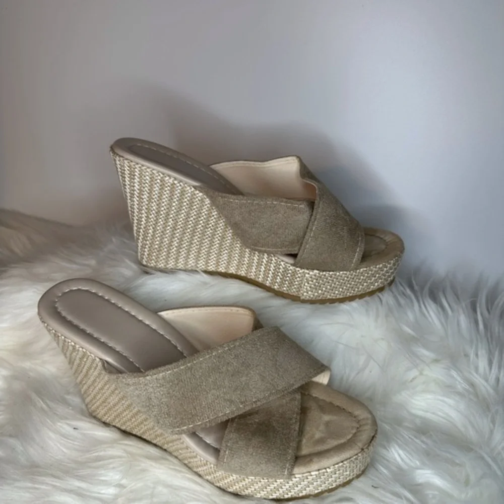 Source Unknown Tan Wedge Shoes with Cushioned Straps